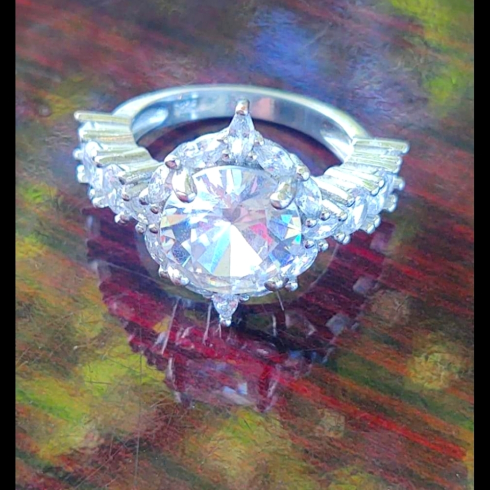 White polished like a Diamond Crystal ring size 9